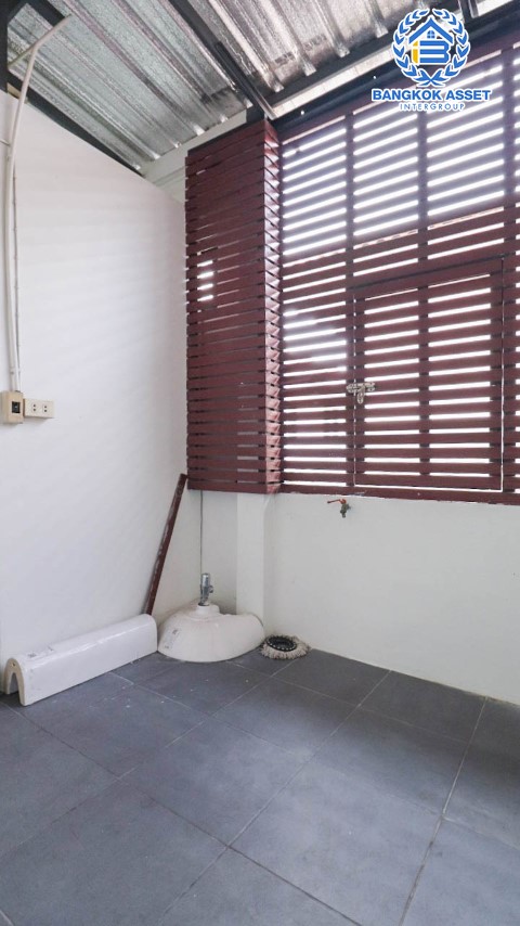 *****อาคารพาณิชย์มือสองย่านกรุงเทพฯ โกสุมรวมใจ แจ้งวัฒนะ เนื้อที่กว้าง 16 ตร.ว. ฟังก์ชัน 4 ห้องนอน 3 ห้องน้ำ ที่จอดรถ 1 คัน ฟรี! เครื่องปรับอากาศ 1 เครื่อง อยู่ในย่านค้าขาย เปิดเป็น Home Office ก็ดี หรือเน้นอยู่อาศัยก็สบาย ตั้งบนทำเลแห่งการเดินทาง เชื่อมต่อถนนวิภาวดีรังสิต, ถนนแจ้งวัฒนะ, ถนนสรงประภา และจุดขึ้นทางด่วน "อุตราภิมุข"